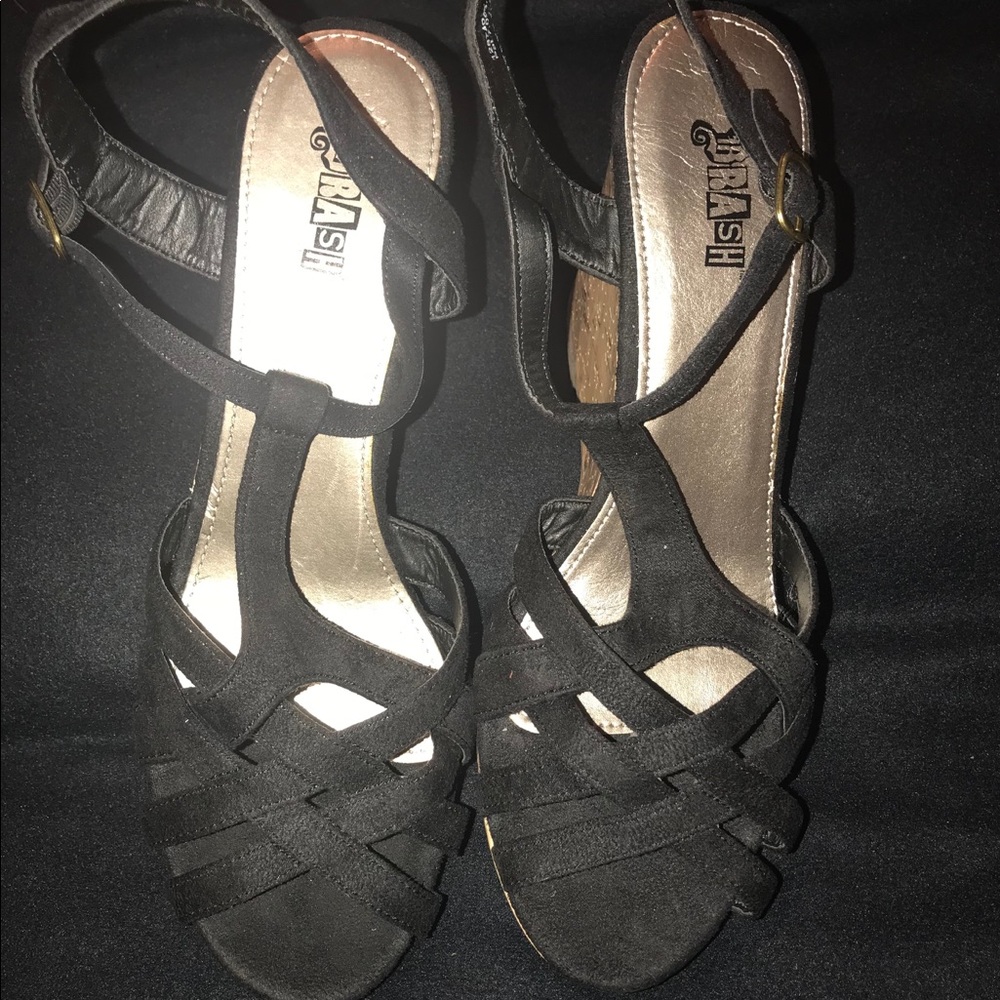 Black wedge show size 12.